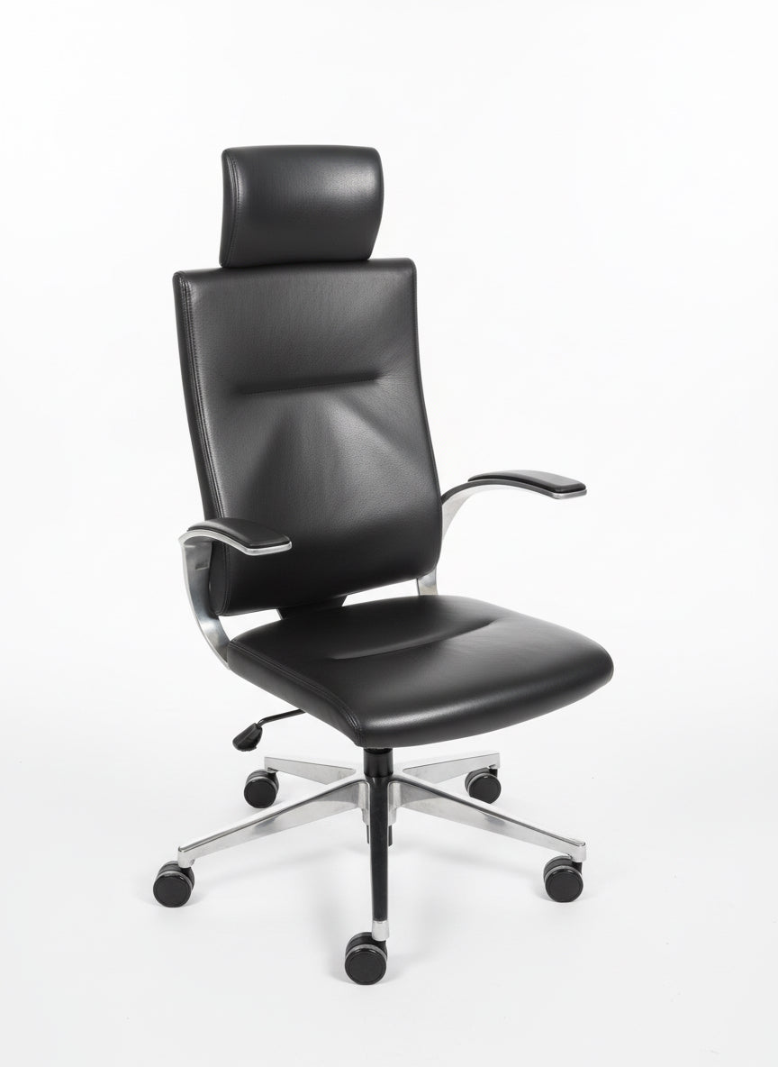 Dauphin lederkontorstol i sort læder med høj ryg, nakkestøtte og krom stel set forfra.